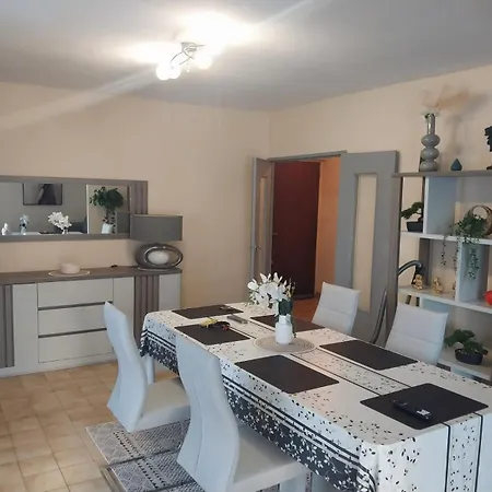 F5 Lumineux Et Moderne Le Confort Parfait Pour Familles Et Couples, *