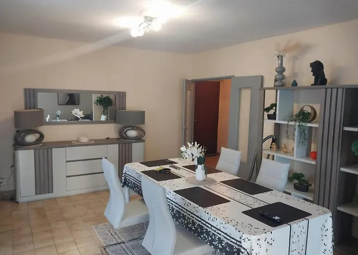 F5 Lumineux Et Moderne Le Confort Parfait Pour Familles Et Couples, *